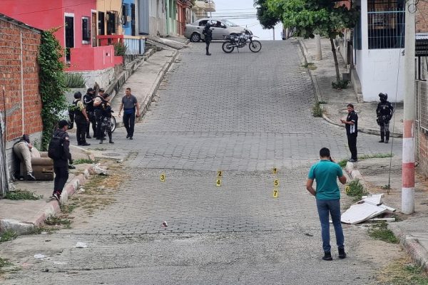 Tres hombres gravemente heridos dejó un ataque armado en la calle 309 y avenida 205, en el barrio San Pedro, de Manta.