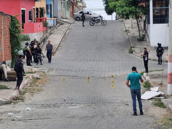 Tres hombres gravemente heridos dejó un ataque armado en la calle 309 y avenida 205, en el barrio San Pedro, de Manta.