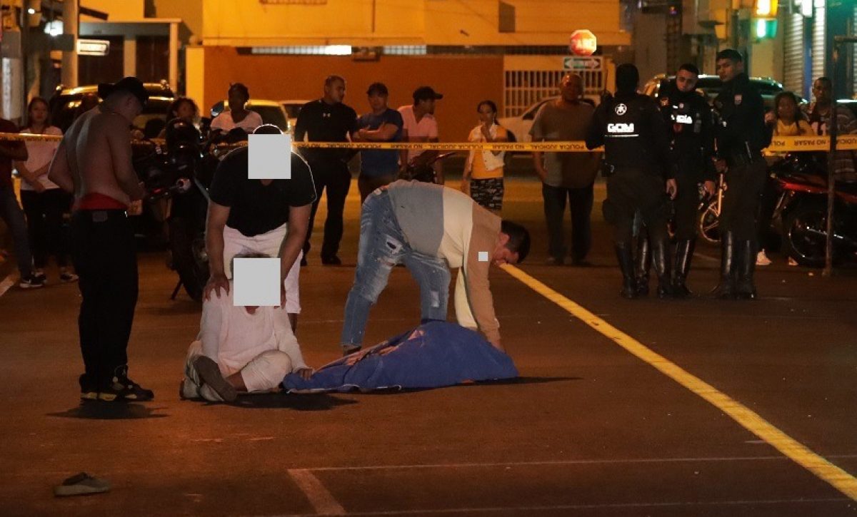 Tres hombres resultaron asesinados durante dos ataques armados perpetrados por sicarios en el centro de Guayaquil.