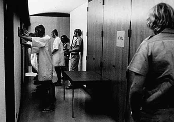 El experimento de la cárcel de Stanford, realizado en 1971, fue un estudio de psicología social dirigido por el profesor Philip Zimbardo.