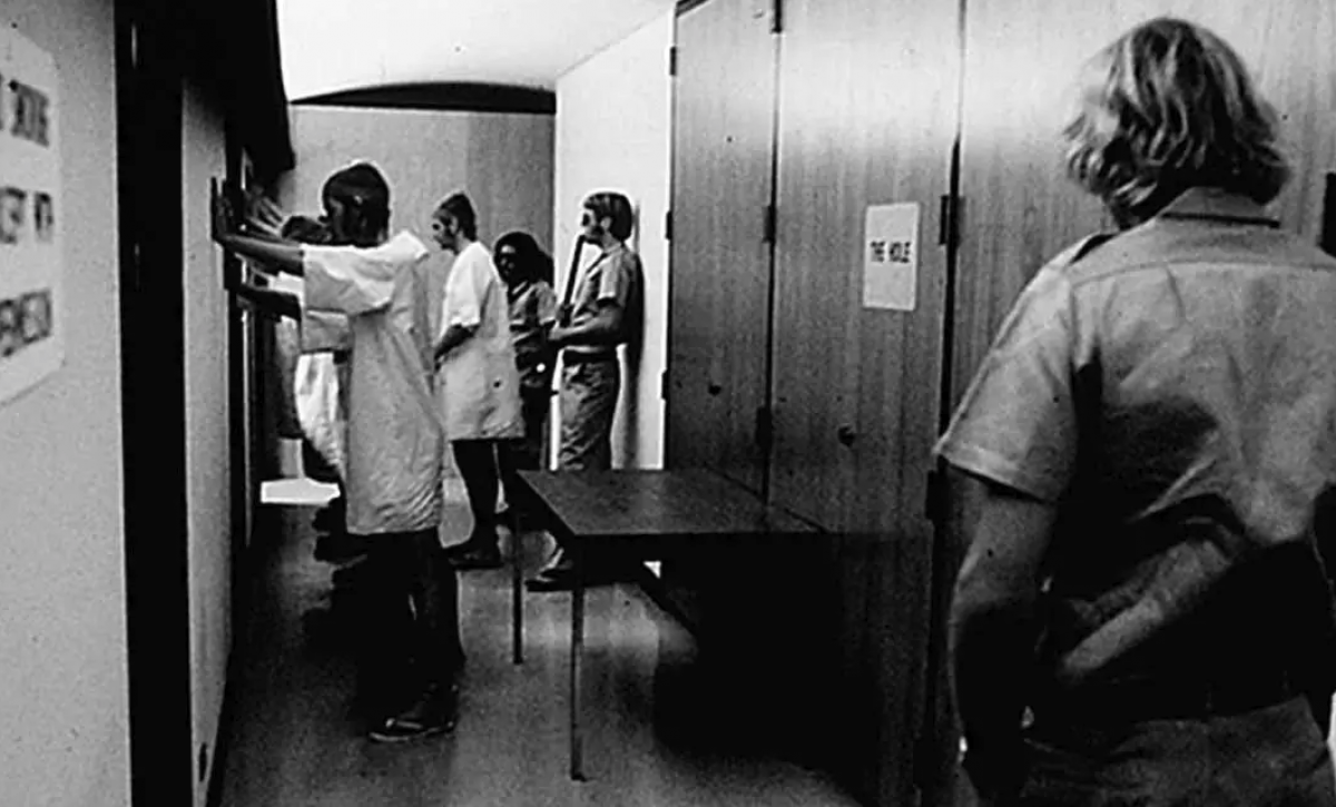 El experimento de la cárcel de Stanford, realizado en 1971, fue un estudio de psicología social dirigido por el profesor Philip Zimbardo.