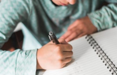 Un alumno trabajando sus materiales educativos. Foto con fines ilustrativos.