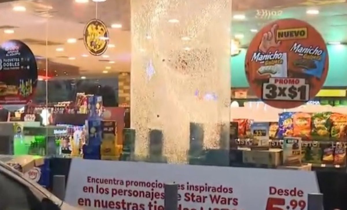 Un ataque armado perpetrado por dos sicarios en moto dejó a tres personas heridas en una gasolinera, en Guayaquil.