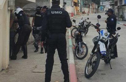 Un ataque armado registrado en una parada de buses del barrio Aire Libre, al sur de Esmeraldas, dejó un hombre asesinado y un menor de edad herido.