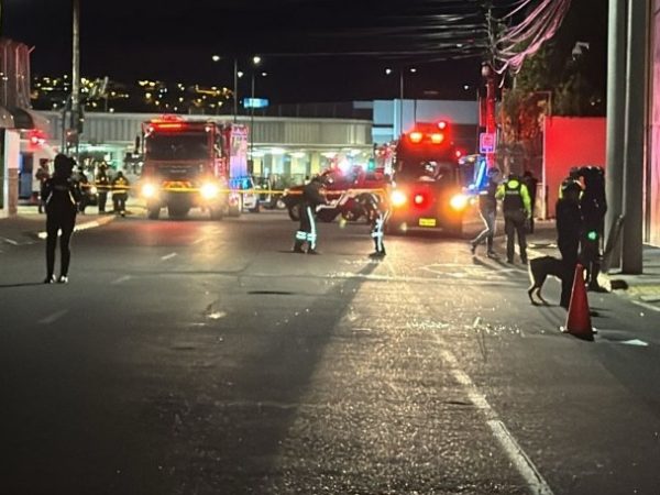Un atentado con explosivos ocurrió en el norte de Quito y dejó varias personas heridas y dos vehículos dañados.