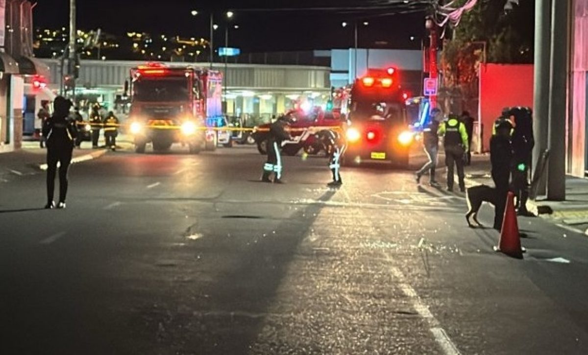 Un atentado con explosivos ocurrió en el norte de Quito y dejó varias personas heridas y dos vehículos dañados.