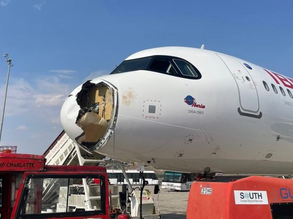 Un avión de Iberia con destino a París se vio forzado a realizar un aterrizaje de emergencia en el aeropuerto de Barajas, Madrid.
