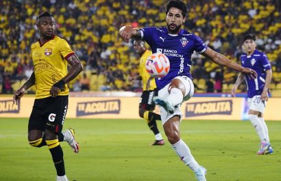 Un bonito gol de Fernando Cornejo al minuto 36 aseguró el triunfo de Liga de Quito por 1-0 sobre Barcelona SC en el estadio Monumental
