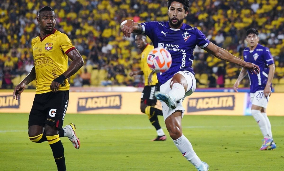 Un bonito gol de Fernando Cornejo al minuto 36 aseguró el triunfo de Liga de Quito por 1-0 sobre Barcelona SC en el estadio Monumental