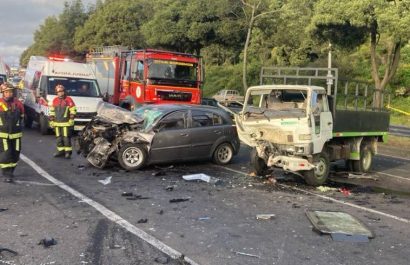 Un choque entre un automóvil liviano y un camión dejó una persona fallecida y tres heridos en la avenida Simón Bolívar, sector La Argelia, al sur de Quito.