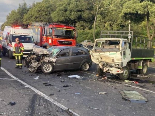 Un choque entre un automóvil liviano y un camión dejó una persona fallecida y tres heridos en la avenida Simón Bolívar, sector La Argelia, al sur de Quito.