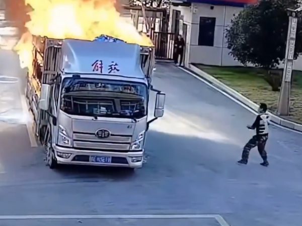 Un conductor en Jiangxi, China, llevó su camión cargado de aceite de pino y envuelto en llamas, directamente a una estación de bomberos.