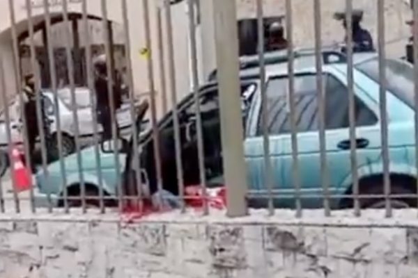 Un doble asesinato se registró la tarde de este martes 10 de junio  en los exteriores de un cementerio en el norte de Guayaquil.