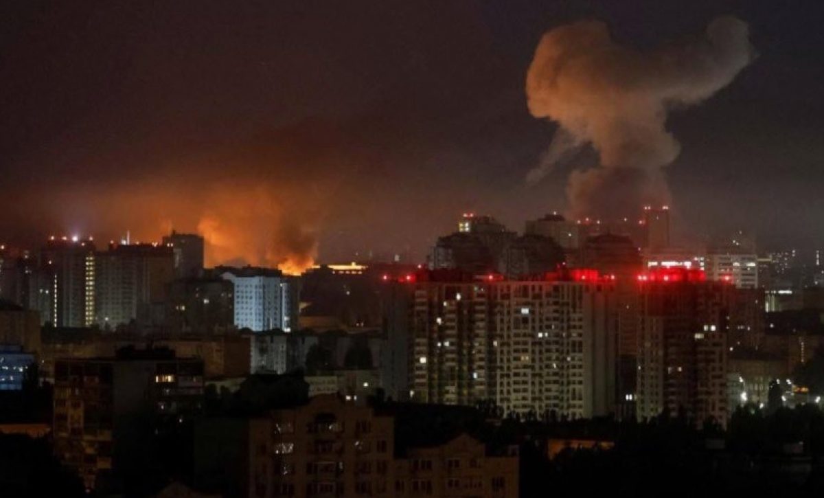 Un edificio residencial de cinco pisos en la ciudad de Alioshki, región de Jersón, se derrumbó tras un ataque aéreo ucraniano.