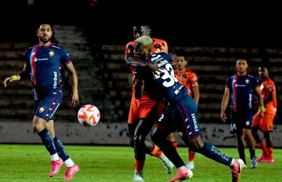 Un emocionante encuentro, en el que hubo cuatro goles, disputaron El Nacional y Libertad FC en el estadio La Cocha de Latacunga.