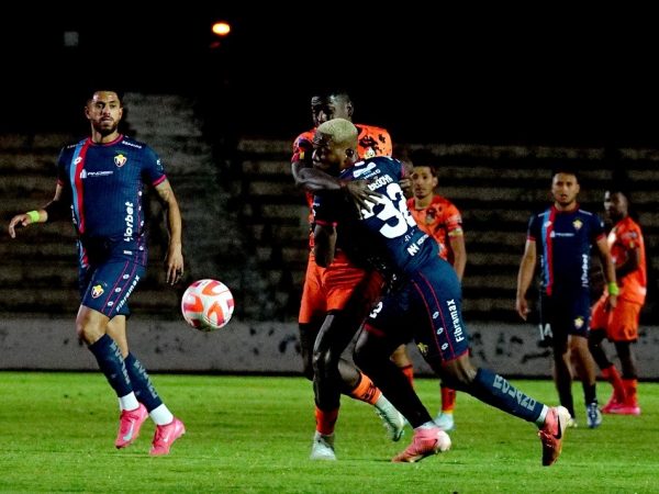 Un emocionante encuentro, en el que hubo cuatro goles, disputaron El Nacional y Libertad FC en el estadio La Cocha de Latacunga.
