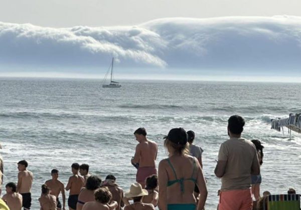 Un fenómeno atmosférico inusual, descrito como un tsunami de nubes, afectó este lunes 30 de junio de 2025 a tres ciudades costeras de Portugal.