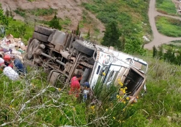 Un grave accidente de tránsito en la carretera E30, en el tramo Pelileo-Baños, provincia de Tungurahua, dejó un saldo de tres personas fallecidas