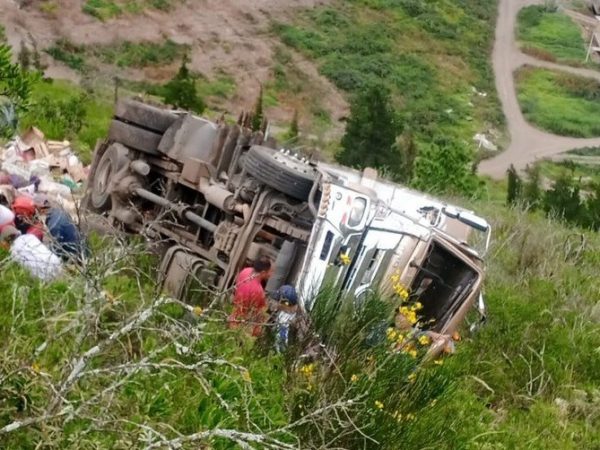 Un grave accidente de tránsito en la carretera E30, en el tramo Pelileo-Baños, provincia de Tungurahua, dejó un saldo de tres personas fallecidas