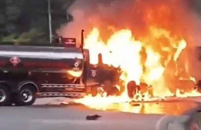 Un grave accidente de tránsito entre un tráiler y un tanquero de combustibles dejó un fallecido y provocó un incendio vehicular.