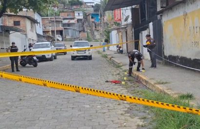 Un hombre asesinado dejó un ataque armado el mediodía de este martes en el sector Villas de Los Choferes, parroquia San Pablo, en Portoviejo.
