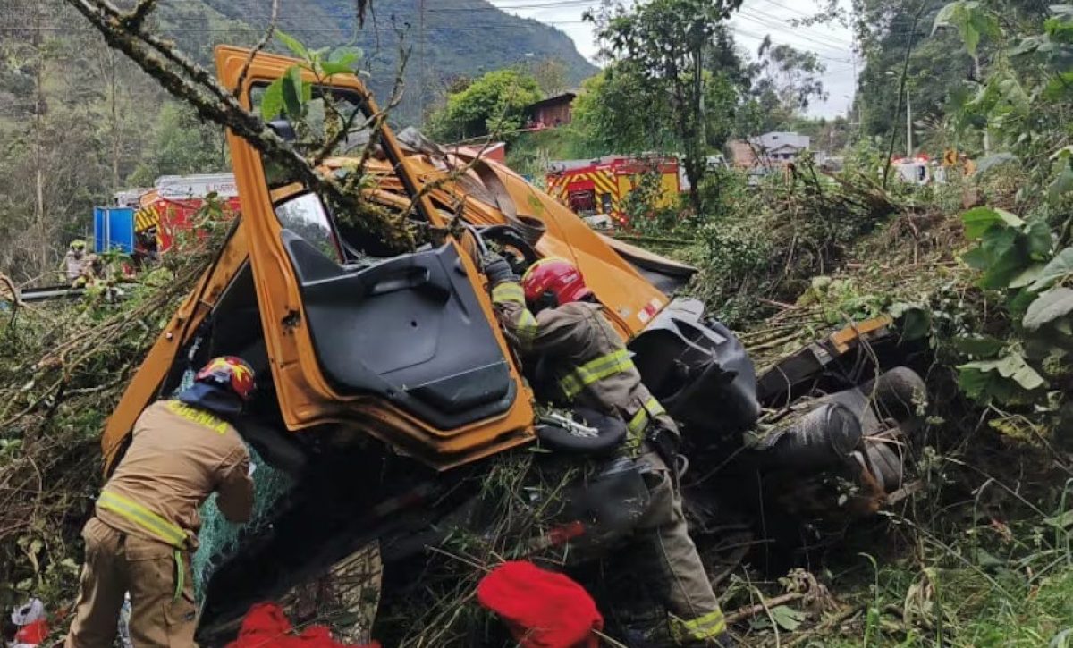 Un hombre falleció la mañana de este lunes 14 de julio tras la caída de un camión por una pendiente.