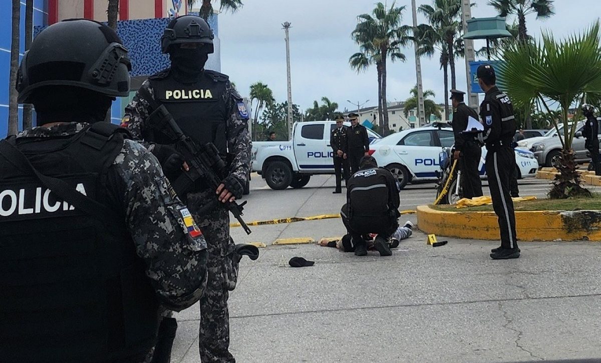 Un hombre murió a tiros al mediodía de este martes, 8 de julio, en el estacionamiento de un centro comercial ubicado en el cantón La Libertad,
