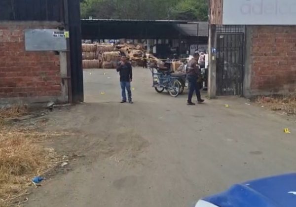 Un hombre resultó asesinado a disparos en una recicladora ubicada en el kilómetro 4 de la vía Portoviejo-Montecristi.