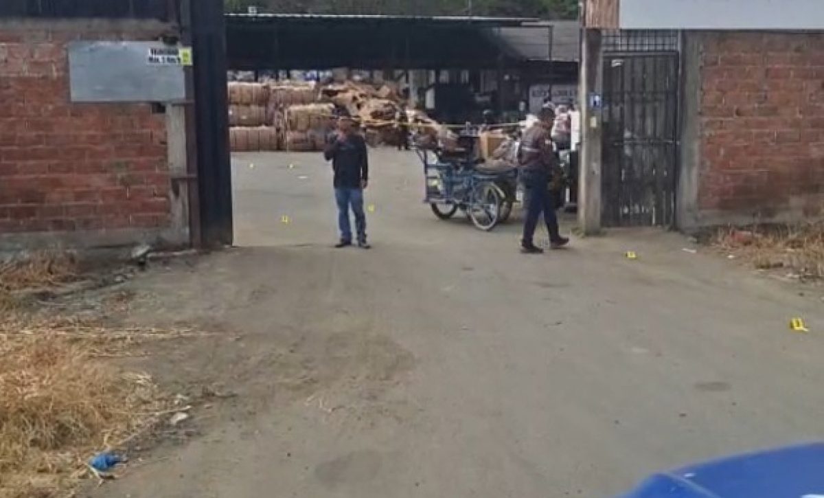 Un hombre resultó asesinado a disparos en una recicladora ubicada en el kilómetro 4 de la vía Portoviejo-Montecristi.