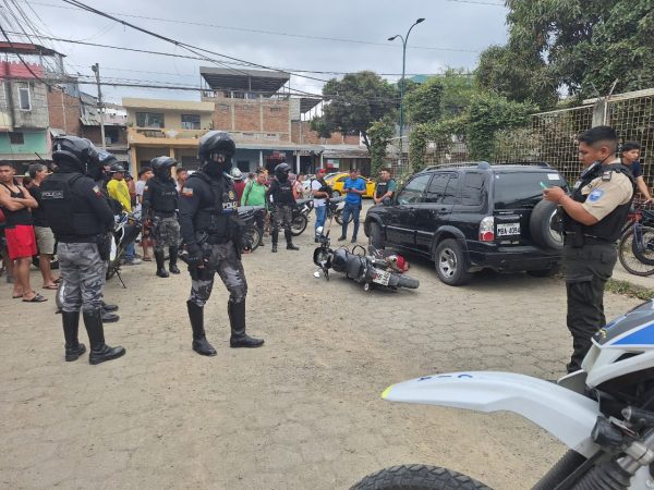 Un hombre resultó asesinado de varios disparos este martes 5 de agosto a las 12h50 en los exteriores de un colegio, en Portoviejo.