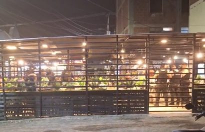 Un hombre resultó asesinado en el interior de un restaurante de parrilladas ubicado en la Ciudadela Los Tamarindos, en Portoviejo.