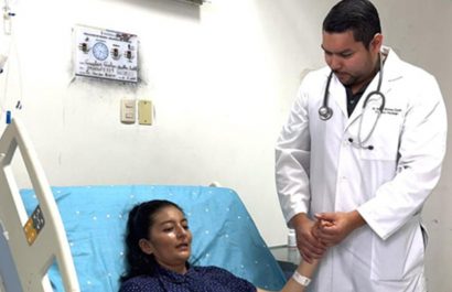 Un tumor gigante le fue extirpado a una mujer en el hospital del IESS Teodoro Maldonado Carbo, en Guayaquil. (IESS).