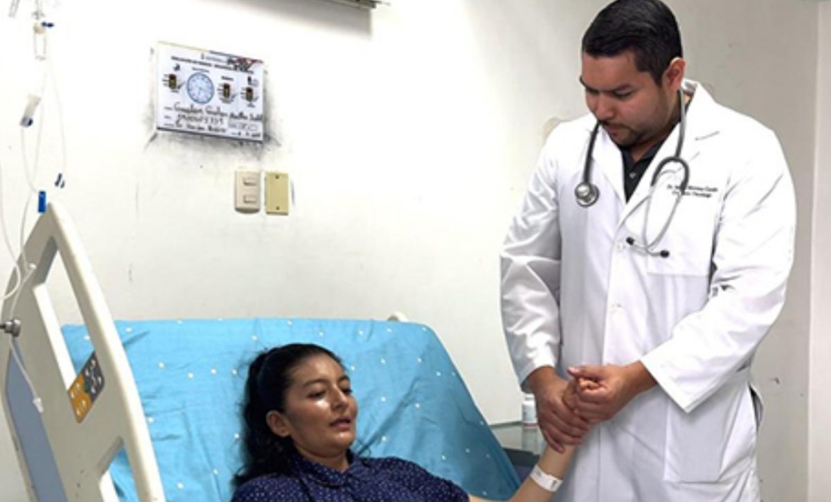 Un tumor gigante le fue extirpado a una mujer en el hospital del IESS Teodoro Maldonado Carbo, en Guayaquil. (IESS).