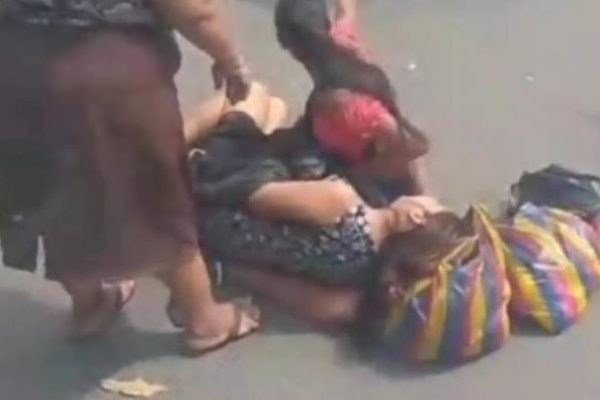 Una mujer, de 21 años, dio a luz en plena calle frente al hospital Monte Sinaí, en el noroeste de Guayaquil.