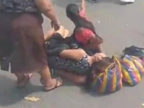 Una mujer, de 21 años, dio a luz en plena calle frente al hospital Monte Sinaí, en el noroeste de Guayaquil.
