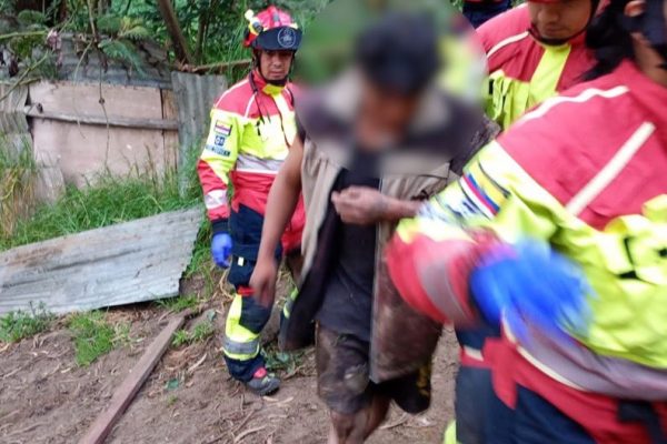 Una mujer, de 27 años, falleció y dos hombres, de 23 y 27 años, resultaron heridos tras caer a una quebrada de 70 metros de profundidad.