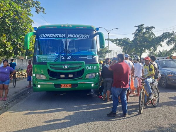 Una mujer identificada como María Salvatierra, de 52 años, resultó herida tras ser atropellada en el sitio Mejía, de Portoviejo.