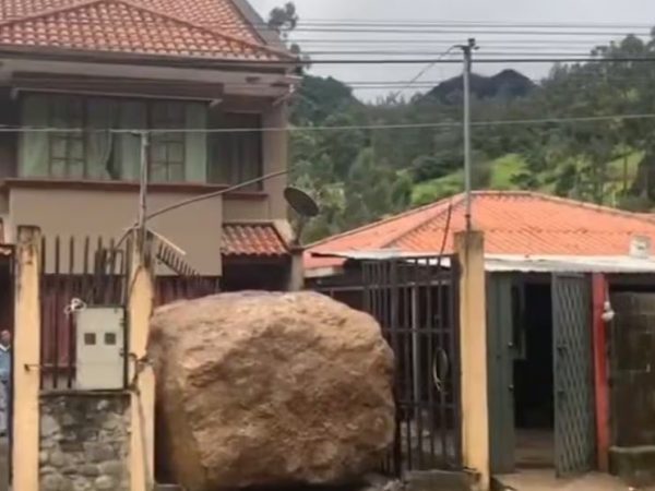 Una roca gigante rodó desde una montaña y colisionó contra una vivienda en el sector Lirio, parroquia Sayausí, provincia de Azuay.