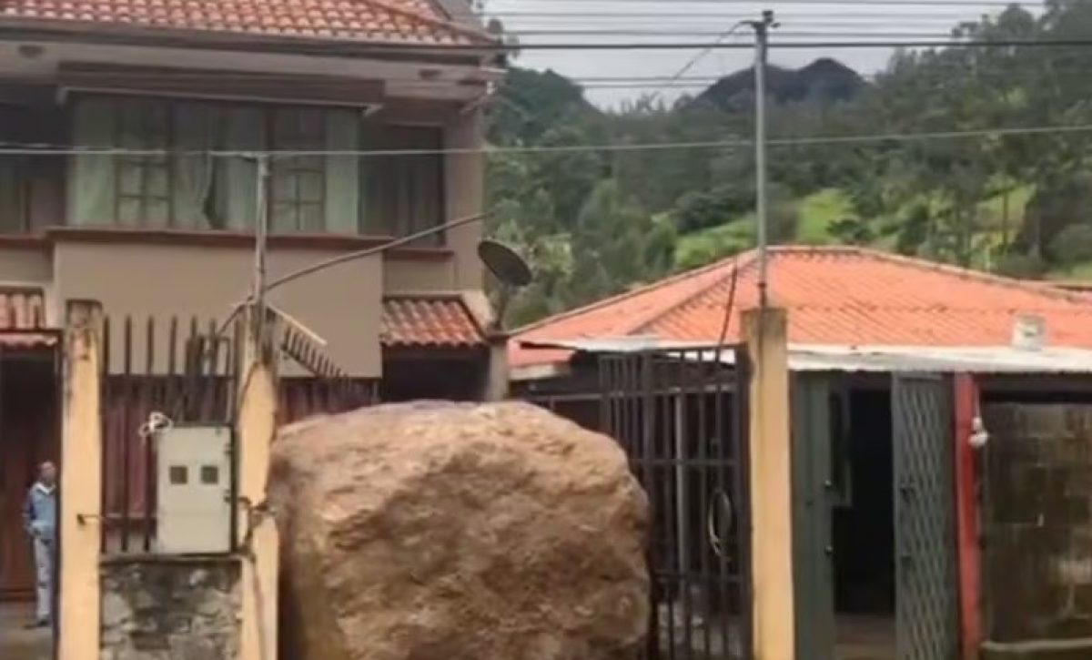 Una roca gigante rodó desde una montaña y colisionó contra una vivienda en el sector Lirio, parroquia Sayausí, provincia de Azuay.