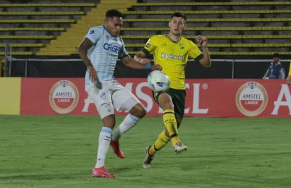 Universidad Católica busca sellar su clasificación a octavos de final ante Defensa y Justicia