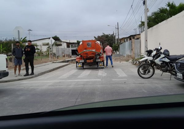 Uno de los cuerpos del doble crímen en Leonidas Plaza quedó en el interior de un tanquero donde su conductor fue sorprendido a tiros.
