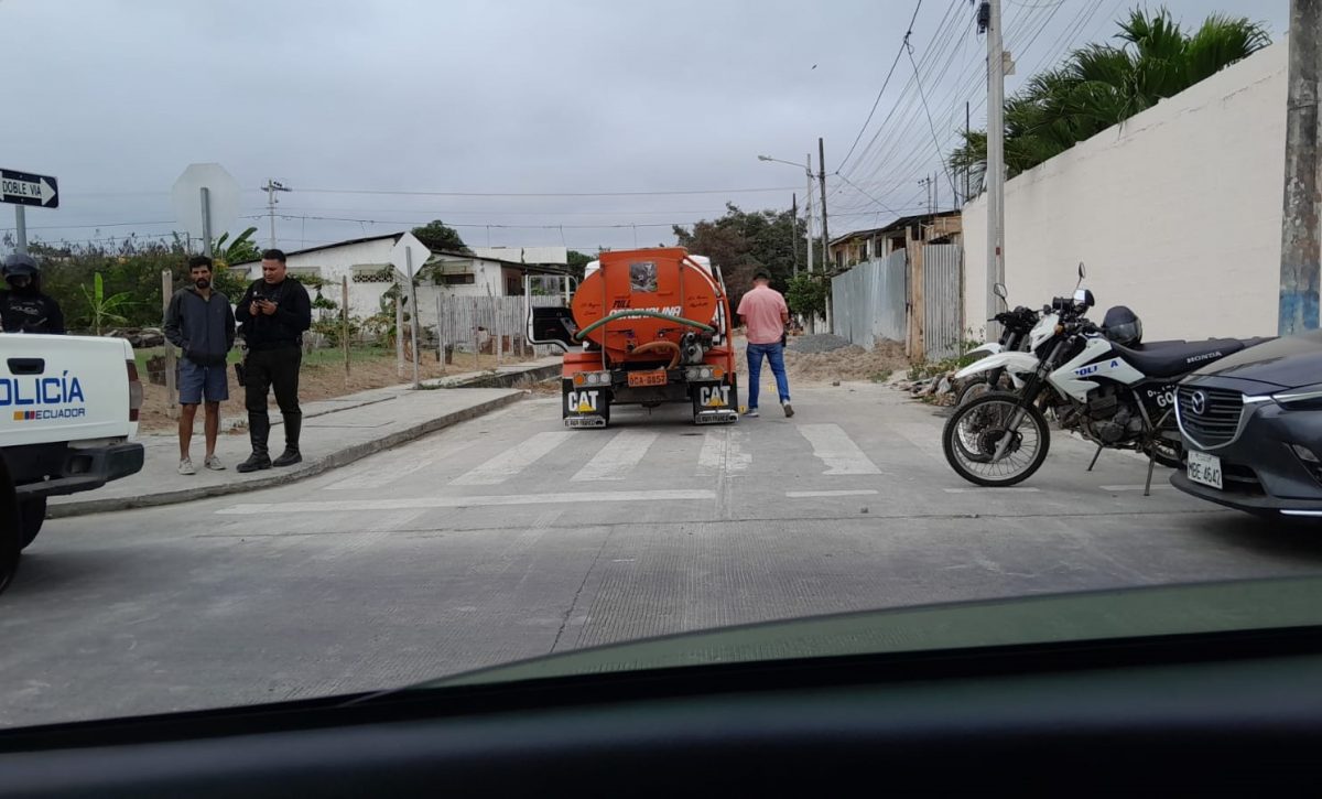 Uno de los cuerpos del doble crímen en Leonidas Plaza quedó en el interior de un tanquero donde su conductor fue sorprendido a tiros.