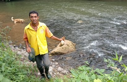 Uno de los moradores de Pupusa muestra el lugar donde se encontró la osamenta.