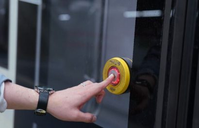 Usuarios del Metro de Quito se adaptan al sistema manual de apertura de puertas