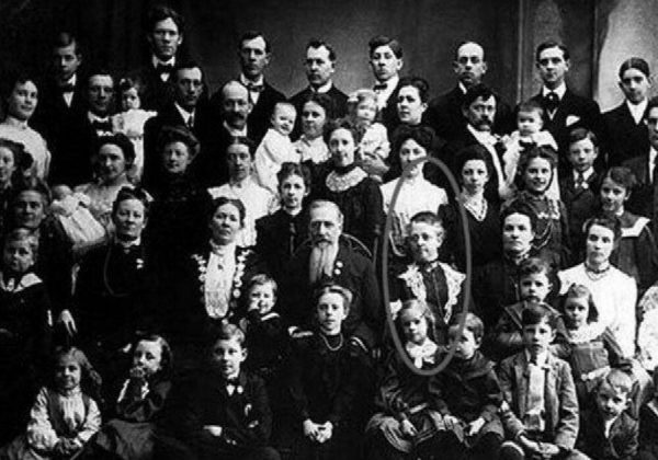 Valentina Vassilyev, una mujer rusa del siglo XVIII, es reconocida por el Libro de los Récords Guinness como la madre con el mayor número de hijos en la historia.