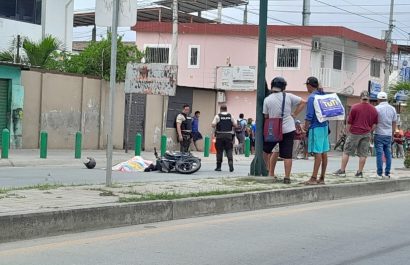 Varias personas se aglomeraron cerca de los cuerpos para tratar de identificarlos.