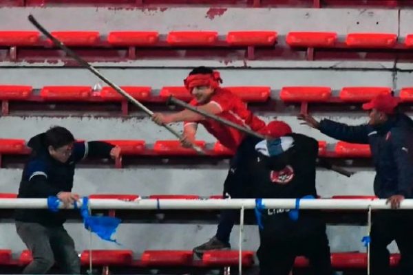 Varios hinchas resultaron heridos al ser atacados salvajemente en el estadio Libertadores de América en Avellaneda.