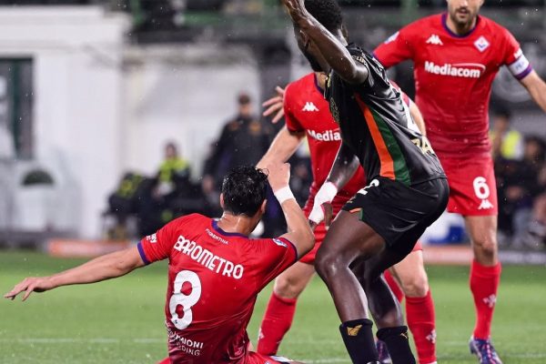Venezia con John Yeboah supera a Fiorentina y toma aire en la lucha por no descender