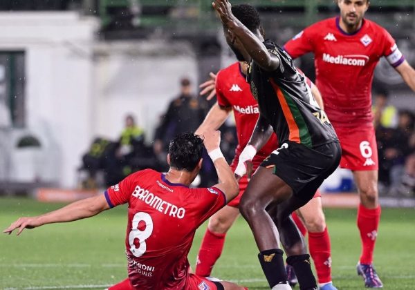 Venezia con John Yeboah supera a Fiorentina y toma aire en la lucha por no descender
