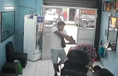 Video: Hombre armado quedó grabado cuando llegó para matar a un barbero en Quevedo, Los Ríos. (Redes sociales).
